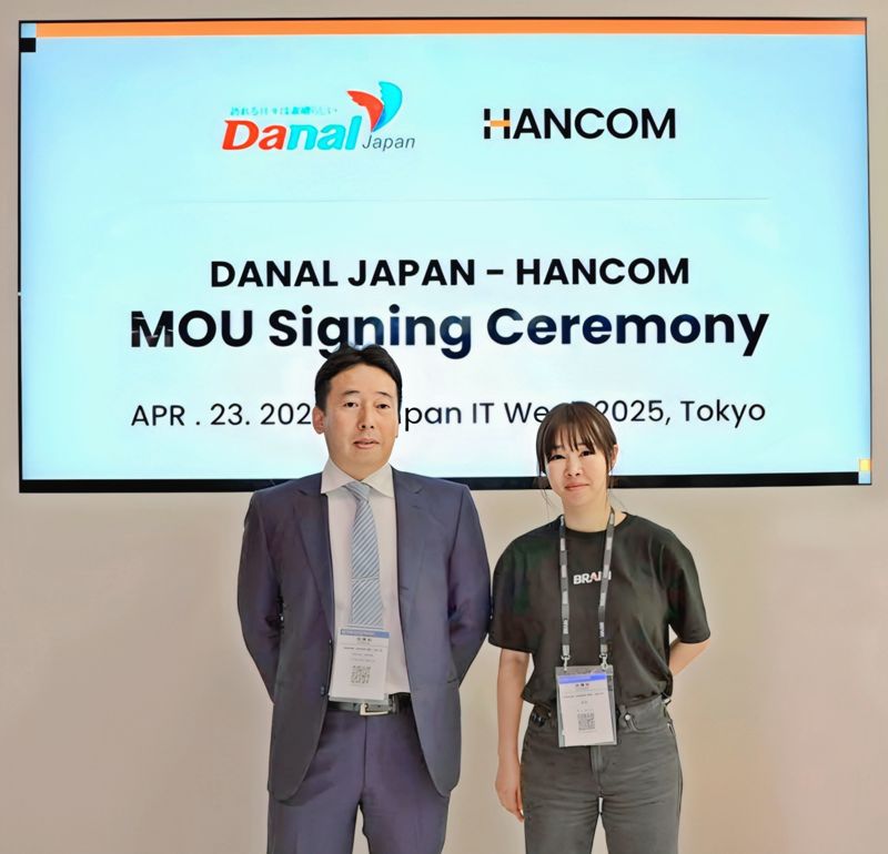 한컴 김연수 대표(오른쪽)와 <span id='_stock_code_064260' data-stockcode='064260'>다날</span>재팬 오오무라 리이치(Riichi Oomura) 대표가 일본 도쿄에서 열린 ‘2025 재팬 IT 위크 스프링(2025 Japan IT Week Spring)’ 행사 현장에서 기념 사진을 촬영하고 있다. <span id='_stock_code_030520' data-stockcode='030520'>한글과컴퓨터</span> 제공