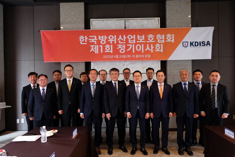 지난 24일 서울 중구 더 플라자호텔에서 열린 한국방위산업보호협회 1회 정기이사회에서 권형순 <span id='_stock_code_064960' data-stockcode='064960'>SNT모티브</span> 대표이사(앞줄 왼쪽 세번째부터 오른쪽으로), 박재석 <span id='_stock_code_003570' data-stockcode='003570'>SNT다이내믹스</span> 대표이사, 손재일 한화에어로스페이스 대표이사, 유상철 <span id='_stock_code_097230' data-stockcode='097230'>HJ중공업</span> 대표이사 등 이사진 및 운영진들이 포즈를 취하고 있다. 한국방위산업보호협회 제공