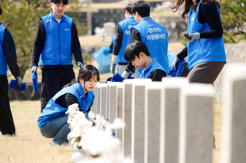 지난 24일 <span id='_stock_code_002320' data-stockcode='002320'>한진</span> 창립 80주년을 맞아 임직원들이 국립서울현충원 제3묘역에서 수도기계화보병사단(맹호부대) 전몰장병을 위해 환경정화 활동을 펼치고 있다. 한진 제공.