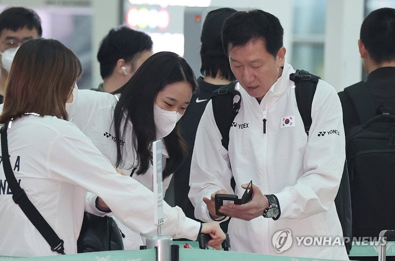 대화하는 박주봉 감독과 안세영.연합뉴스