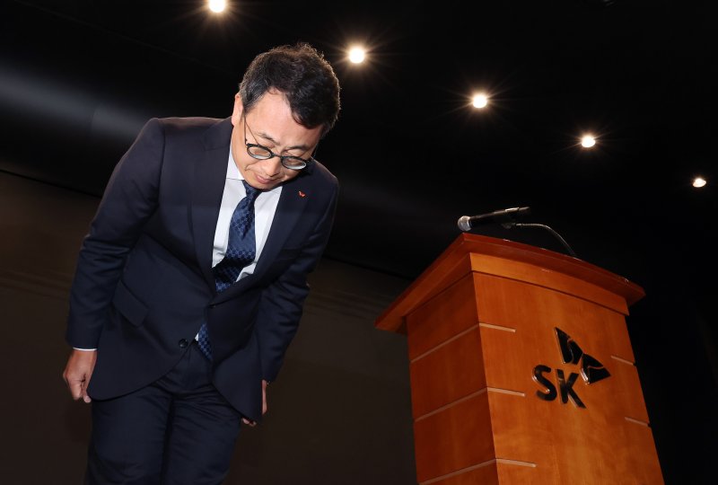 유영상 <span id='_stock_code_017670' data-stockcode='017670'>SK텔레콤</span> 대표가 25일 서울 중구 SKT타워에서 고객 정보 보호조치 강화 설명회를 열고 SK텔레콤 이용자 유심(USIM) 정보 해킹 사태에 사과하고 있다. 뉴스1