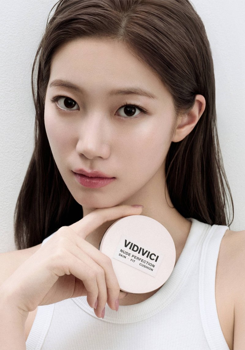 비디비치의 새 글로벌 앰버서더인 르세라핌의 카즈하. 신세계인터내셔날 제공