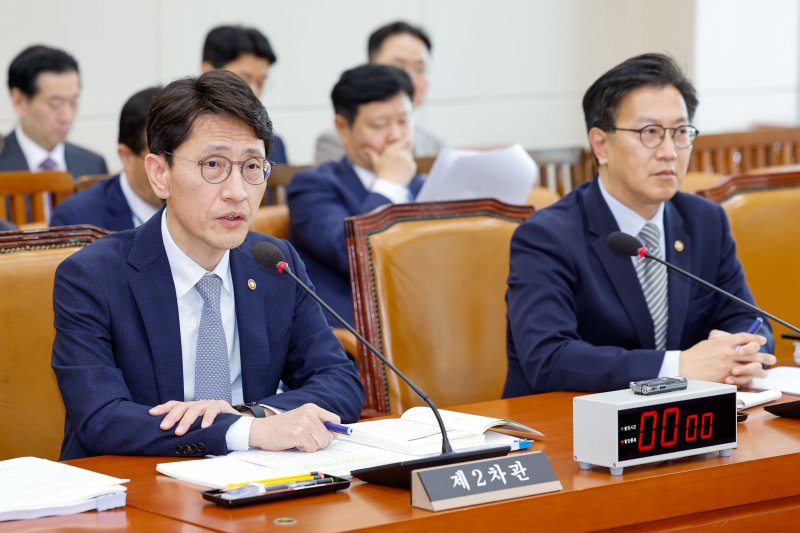 김윤상 기획재정부 2차관(왼쪽). 사진=뉴스1화상