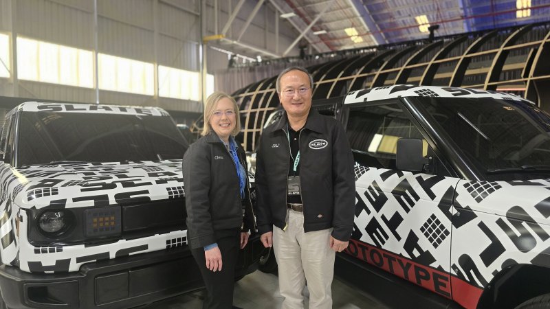 이석희 SK온 사장(오른쪽)과 크리스 바먼 슬레이트 최고경영책임자가 24일(현지시간) 미국 캘리포니아주 롱비치에서 열린 슬레이트 신차 공개 행사 중 기념 촬영을 하고 있다. SK온 제공