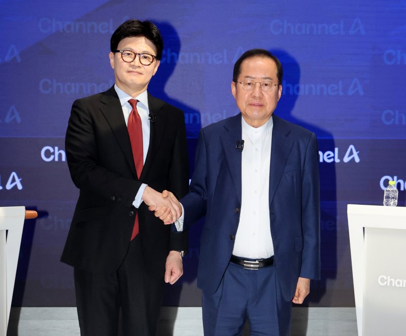 25일 오후 종로 동아미디어센터 채널A 오픈스튜디오에서 국민의힘 대선 2차 경선 진출자인 한동훈 홍준표 후보가 방송 전 악수를 하고있다. 일대일 맞수 토론은 2차경선 진출자 4명이 일대일 맞수 토론 형식으로 진행된다. /사진=뉴스1