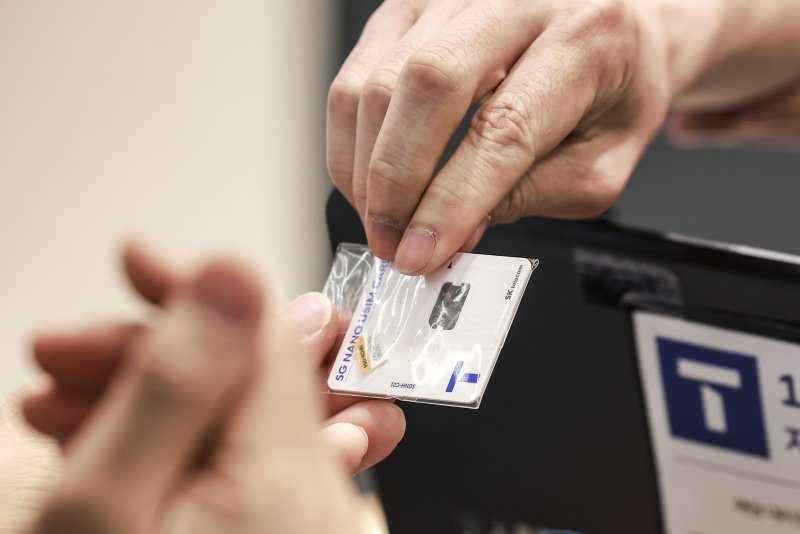 K텔레콤은 최근 발생한 가입자 유심 정보 유출 사고와 관련해 유심 무료 교체를 실시한다. SK텔레콤은 오는 28일 오전 10시부터 가입자들에게 유심(eSIM 포함) 무료 교체서비스를 제공할 예정이다. 유심 교체를 희망하는 모든 가입자를 대상으로 진행되며, 전국 T월드 매장과 공항 로밍센터에서 이뤄진다. 교체 대상은 지난 18일 자정 기준 이동통신 가입자(1회 한정)로 일부 워치 및 키즈폰 등은 제외된다. 또 지난 19일부터 오는 27일까지 자비로 유심을 교체한 가입자에게는 소급 적용이 된다. 가입자가 이미 납부한 유심 교체 비용은 