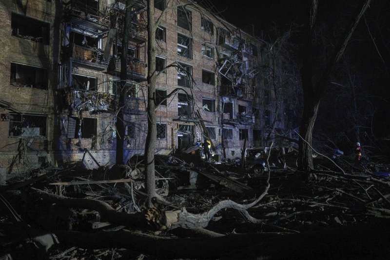 24일(현지시간)러시아의 공습으로 파손된 우크라이나 키이우의 주택가에서 구조대원들이 잔해를 치우고 있다. 뉴시스 제공