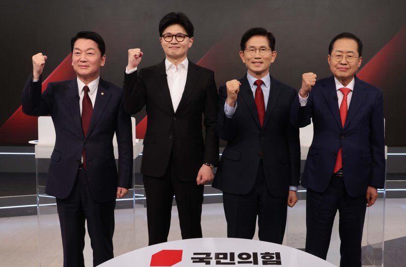 국회사진취재단 = 26일 서울 중구 매경미디어센터에서 열린 국민의힘 대통령 선거 제2차 경선 후보자 토론회에서 후보들이 토론에 앞서 기념 촬영을 하고 있다. 왼쪽부터 안철수, 한동훈, 김문수, 홍준표 후보. 뉴스1