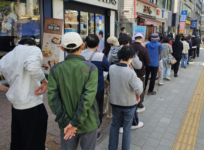 26일 서울 시내 한 SKT 대리점에서 고객들이 유심을 교체하기 위해 줄을 서 기다리고 있다. /사진=연합뉴스