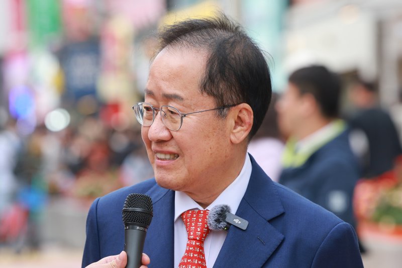 국민의힘 홍준표 대선 경선 후보가 27일 서울 마포구 <span id='_stock_code_030200' data-stockcode='030200'>KT</span>&amp;G상상마당 인근 홍대거리에서 기자 간담회를 하고 있다. 연합뉴스