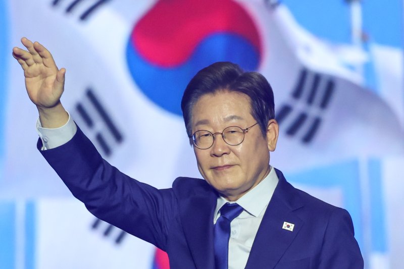 이재명 더불어민주당 제21대 대통령선거 후보가 27일 경기 고양시 킨텍스에서 열린 수도권&middot;강원&middot;제주 합동연설회에 참석해 최종 후보로 선출된 뒤 수락 연설에 앞서 인사하고 있다. 사진=뉴스1