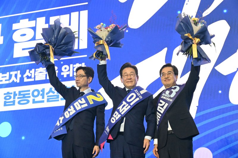 21대 대선 더불어민주당 후보로 선출된 이재명 후보가 27일 경기 고양시 킨텍스에서 열린 수도권&middot;강원&middot;제주 합동연설회에서 김경수,김동연 경선 후보와 함께 인사하고 있다.(공동취재) 2025.4.27/뉴스1 ⓒ News1 안은나 기자 /사진=뉴스1