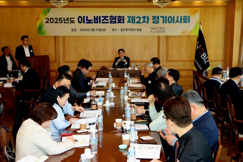 정광천 이노비즈협회 회장이 25일 충북 진천 <span id='_stock_code_215000' data-stockcode='215000'>골프존</span> 카운티 화랑에서 열린 &#39;2025년 제2차 정기이사회 및 상반기 임원 워크숍&#39;에서 발언하고 있다. 이노비즈협회 제공  