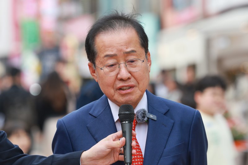 국민의힘 홍준표 대선 경선 후보가 지난 27일 서울 마포구 <span id='_stock_code_030200' data-stockcode='030200'>KT</span>&amp;G상상마당 인근 홍대거리에서 기자 간담회를 하고 있다. 연합뉴스