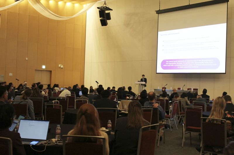 서대근 경희대학교병원 정형외과 교수가 '2025 세계골관절염학회(OARSI)'에서 <span id='_stock_code_217730' data-stockcode='217730'>강스템바이오텍</span>의 골관절염 치료제 ‘오스카(OSCA)’ 임상1상 결과 데이터를 발표하고 있다. 강스템바이오텍 제공