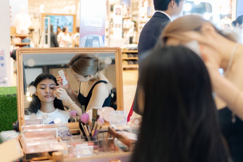 지난 25~26일 필리핀 마닐라에서 열린 '2025 K뷰티 글로우 업' 행사장을 찾은 필리핀 관람객이 한국 여배우 데일리 메이크업을 체험하고 있다. 한국관광공사 제공