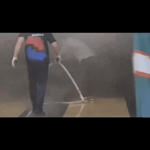 지수룡 소방경이 볼링장에서 연기를 발견하고 화재 초기 진화를 하고 있다. /영상=인천소방본부 제공