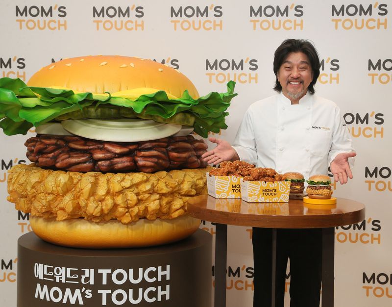 <span id='_stock_code_220630' data-stockcode='220630'>맘스터치</span> 에드워드 리 제품을 홍보하고 있는 에드워드 리 셰프. 맘스터치 제공  