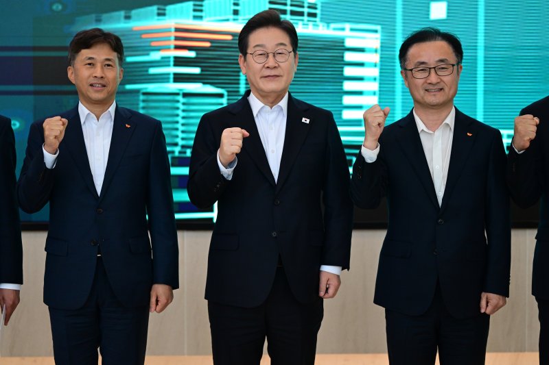 이재명 더불어민주당 제21대 대통령 선거 후보(왼쪽 두 번째), 곽노정(왼쪽 첫 번째) <span id='_stock_code_000660' data-stockcode='000660'>SK하이닉스</span> 대표이사 사장, 송현종(왼쪽 세 번째) SK하이닉스 코퍼레이트 사장이 28일 오후 경기도 이천시 SK하이닉스 이천캠퍼스에서 'K-반도체' AI메모리반도체 기업 간담회에 앞서 기념촬영을 하고 있다. 사진=국회사진기자단