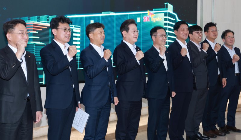 SK하이닉스 찾은 李후보 이재명 더불어민주당 대선 후보가 28일 후보 확정 후 첫 정책행보로 경기 이천시 SK하이닉스 이천캠퍼스를 방문, 'K반도체' 인공지능(AI) 메모리반도체 기업과 간담회를 갖는 등 AI 분야에 지대한 관심을 거듭 표명했다. 왼쪽부터 진성준 민주당 정책위의장, 곽노정 SK하이닉스 대표이사 사장, 이재명 후보. 연합뉴스