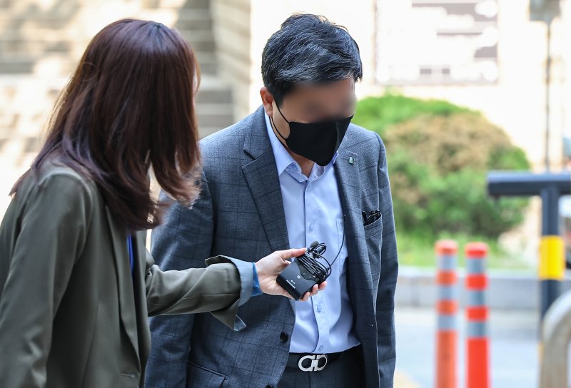 800억원대 부당대출 의혹을 받는 IBK<span id='_stock_code_024110' data-stockcode='024110'>기업은행</span> 직원이 28일 서울중앙지법에서 열린 구속 전 피의자 심문(영장실질심사)에 출석하고 있다./사진=뉴스1