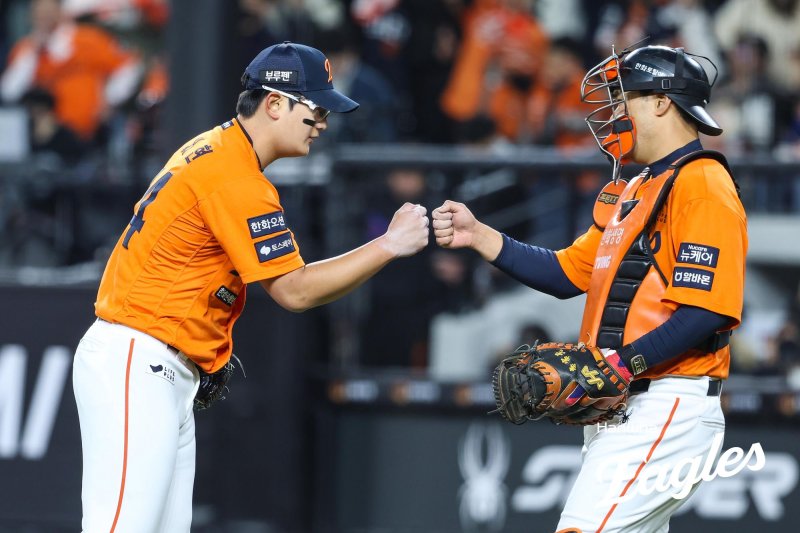 프로야구 한화 이글스 김서현(왼쪽)이 지난 8일 대전 <span id='_stock_code_088350' data-stockcode='088350'>한화생명</span>볼파크에서 열린 2025 <span id='_stock_code_005450' data-stockcode='005450'>신한</span> 쏠뱅크 KBO리그 KIA 타이거즈와의 경기를 승리로 마친 뒤 이재원과 세리머니를 펼치고 있다.뉴시스