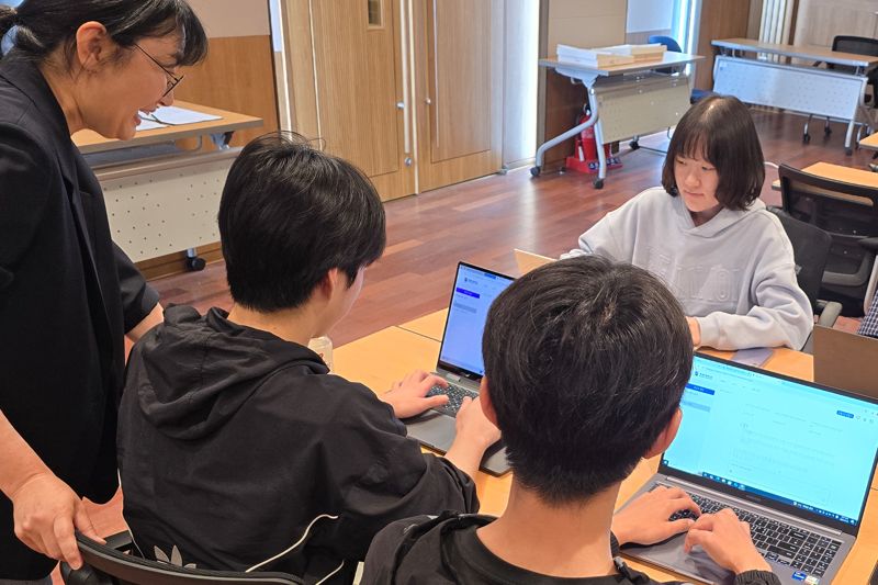 계명대 학생들이 <span id='_stock_code_030200' data-stockcode='030200'>KT</span>의 멀티 AI 플랫폼을 활용해 학습하고 있다. KT 제공
