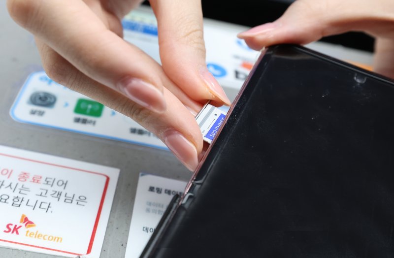 28일 오전 인천공항 제2터미널 SKT매장에서 해킹 공격으로 가입자 유심 정보가 탈취된 SK텔레콤 고객이 유심을 교체하고 있다./뉴스1 ⓒ News1 권현진 기자 /사진=뉴스1