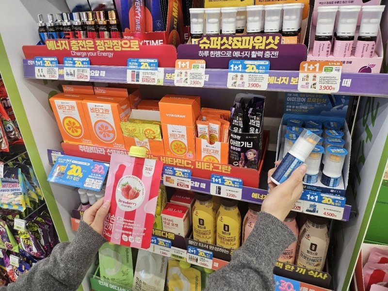 CU 매장에 진열된 건강 식품 카테고리 제품. <span id='_stock_code_282330' data-stockcode='282330'>BGF리테일</span> 제공