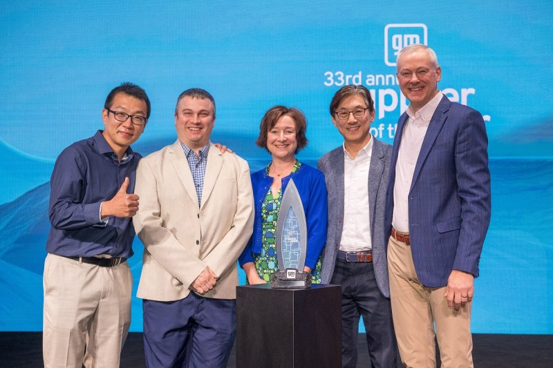 지난 8일(현지시간) 미국 애리조나주 피닉스에서 열린 제너럴모터스(GM) '2024 올해의 우수 협력사(SOY)' 시상식에서 <span id='_stock_code_204320' data-stockcode='204320'>HL만도</span> 관계자들이 기념 사진을 찍고 있다. HL만도 제공