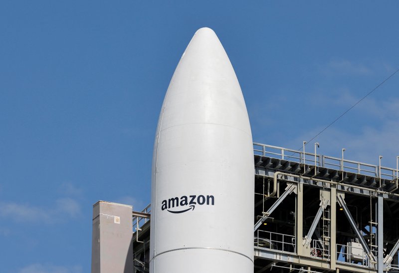 미국 플로리다주 케이프 커내버럴 우주군 기지에서 지난 9일 촬영된 '아틀라스 V' 로켓 상단부. 아마존 로고가 새겨져 있다.로이터연합뉴스