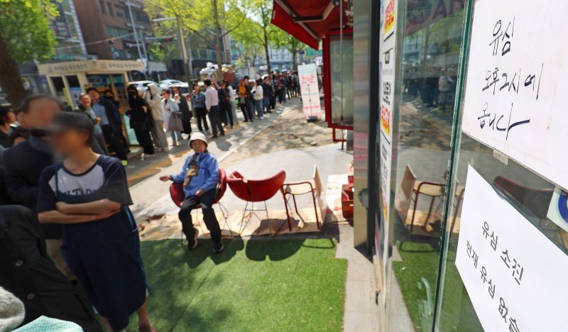 SK텔레콤이 유심 고객정보 해킹 사고로 관련 유심 무료 교체 서비스에 나선 28일 서울 시내 한 SKT T월드 매장 앞에 시민들이 줄지어 있다. 연합뉴스