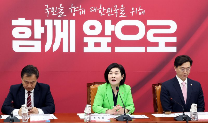  김희정 국민의힘 SK텔레콤 소비자 권익 및 개인정보보호TF 위원장이 29일 오후 서울 여의도 국회에서 열린 개인정보보호 TF 사전회의에서 발언을 하고 있다. 뉴시스