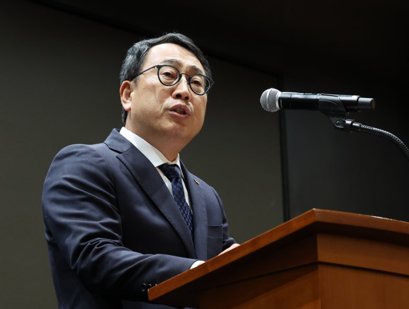 유영상 <span id='_stock_code_017670' data-stockcode='017670'>SK텔레콤</span> 대표가 25일 서울 중구 SK텔레콤 T타워에서 유심 해킹 피해 사태 관련 언론설명회를 열고 발언하고 있다. 뉴시스
