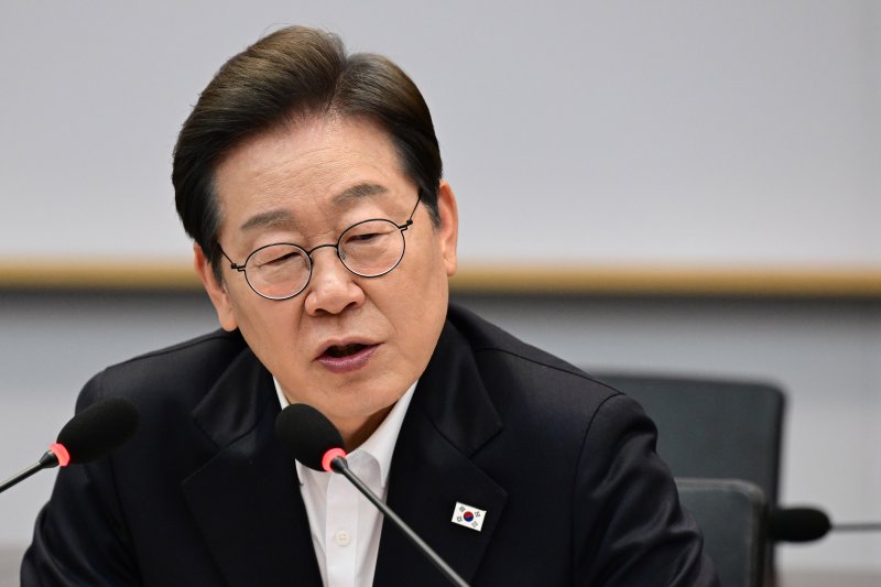 [서울=뉴시스] 국회사진기자단 = 이재명 더불어민주당 제21대 대통령 선거 후보가 28일 오후 경기도 이천시 <span id='_stock_code_000660' data-stockcode='000660'>SK하이닉스</span> 이천캠퍼스에서 열린 'K-반도체' AI메모리반도체 기업 간담회에 참석해 발언을 하고 있다. 2025.04.28. photo@newsis.com. /사진=뉴시스