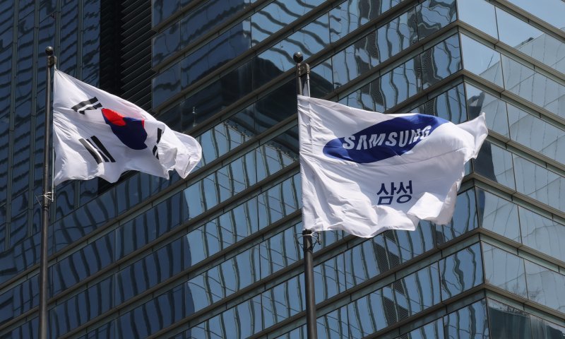 <span id='_stock_code_005930' data-stockcode='005930'>삼성전자</span> 서초사옥 전경. 뉴스1