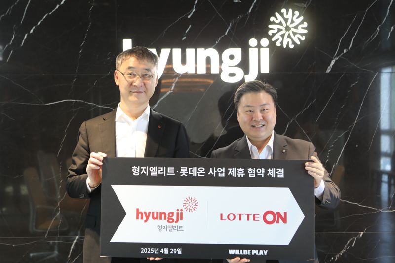 지난 29일 인천 송도에 위치한 <span id='_stock_code_093240' data-stockcode='093240'>형지엘리트</span> 본사에서 박익진 롯데온 대표(왼쪽)과 최준호 형지엘리트 대표이사가 전략적 업무제휴협약 후 기념촬영을 하고 있다. 롯데온 제공