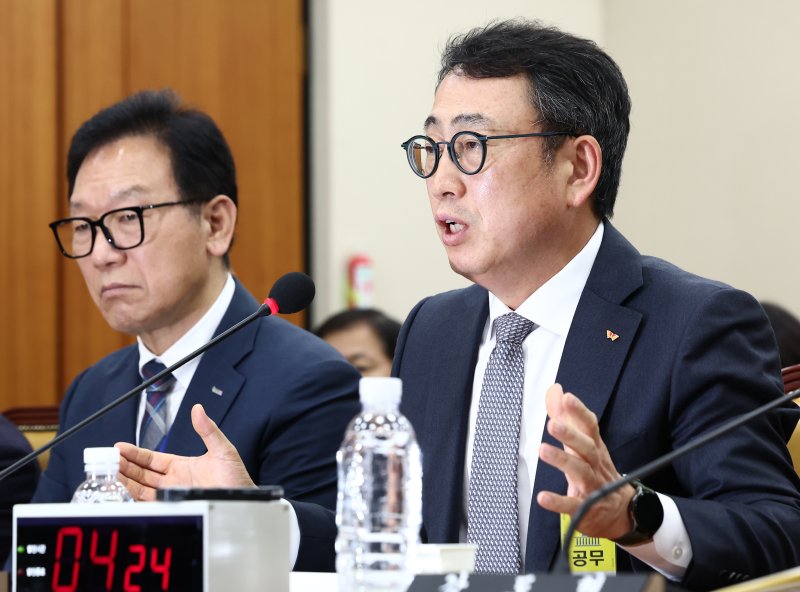 유영상 <span id='_stock_code_017670' data-stockcode='017670'>SK텔레콤</span> 대표가 30일 오전 서울 여의도 국회 과학기술정보방송통신위원회에서 청문회에서 답변하고 있다. 