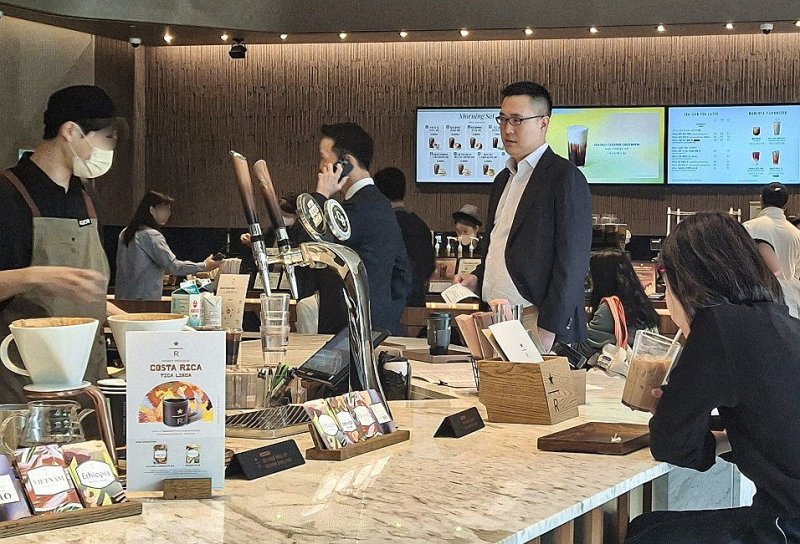 김동원 <span id='_stock_code_000880' data-stockcode='000880'>한화</span>생명 사장(왼쪽)과 김동선 <span id='_stock_code_452260' data-stockcode='452260'>한화갤러리아</span>&middot;호텔앤드리조트 미래비전총괄 부사장이 도널드 트럼프 미국 대통령의 장남 트럼프 주니어와 면담을 마친 뒤 호텔 인근 카페에서 포착됐다. 연합뉴스