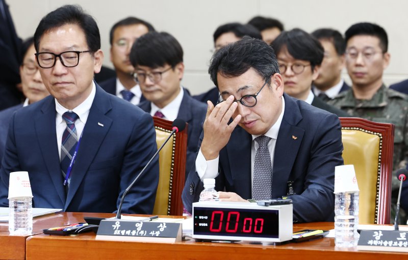 유영상 SKT 대표이사가 30일 오전 서울 여의도 국회에서 열린 과학기술정보방송통신위원회 제424회국회(임시회) 제5차 전체회의에 출석, 생각에 잠겨 있다. 뉴스1