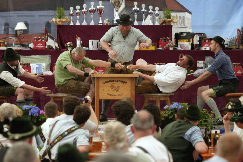 [바이에른=뉴시스] 27일(현지 시간) 독일 바이에른주 로젠하임 인근에서 열린 독일 <span id='_stock_code_163730' data-stockcode='163730'>핑거</span>하켈른(핑거 레슬링) 챔피언십에서 참가자들이 경기하고 있다. 2025.04.28. /사진=뉴시스