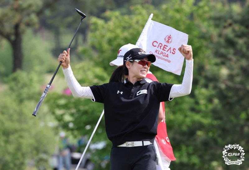 이정민이 지난해 열린 크리스에프앤씨 KLPGA 챔피언십에서 우승한 후 환호하고 있다. KLPGA 제공