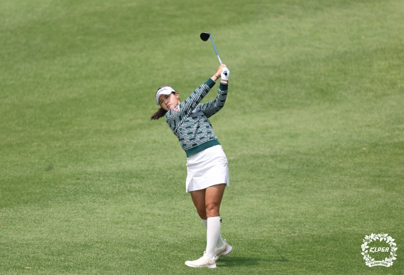 박현경이 지난 24일 충북 청주 킹스데일CC에서 열리 '덕신EPC 챔피언십' 1라운드 6번홀에서 세컨드샷을 하고 있다. 박현경은 KLPGA 선수권에서 2번이나 우승한 바 있다. KLPGA