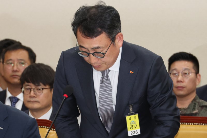 유영상 <span id='_stock_code_017670' data-stockcode='017670'>SK텔레콤</span> 대표가 30일 국회 과학기술정보방송통신위원회의에서 열린 청문회에서 유심 해킹 사태에 대해 사과하고 있다. 연합뉴스