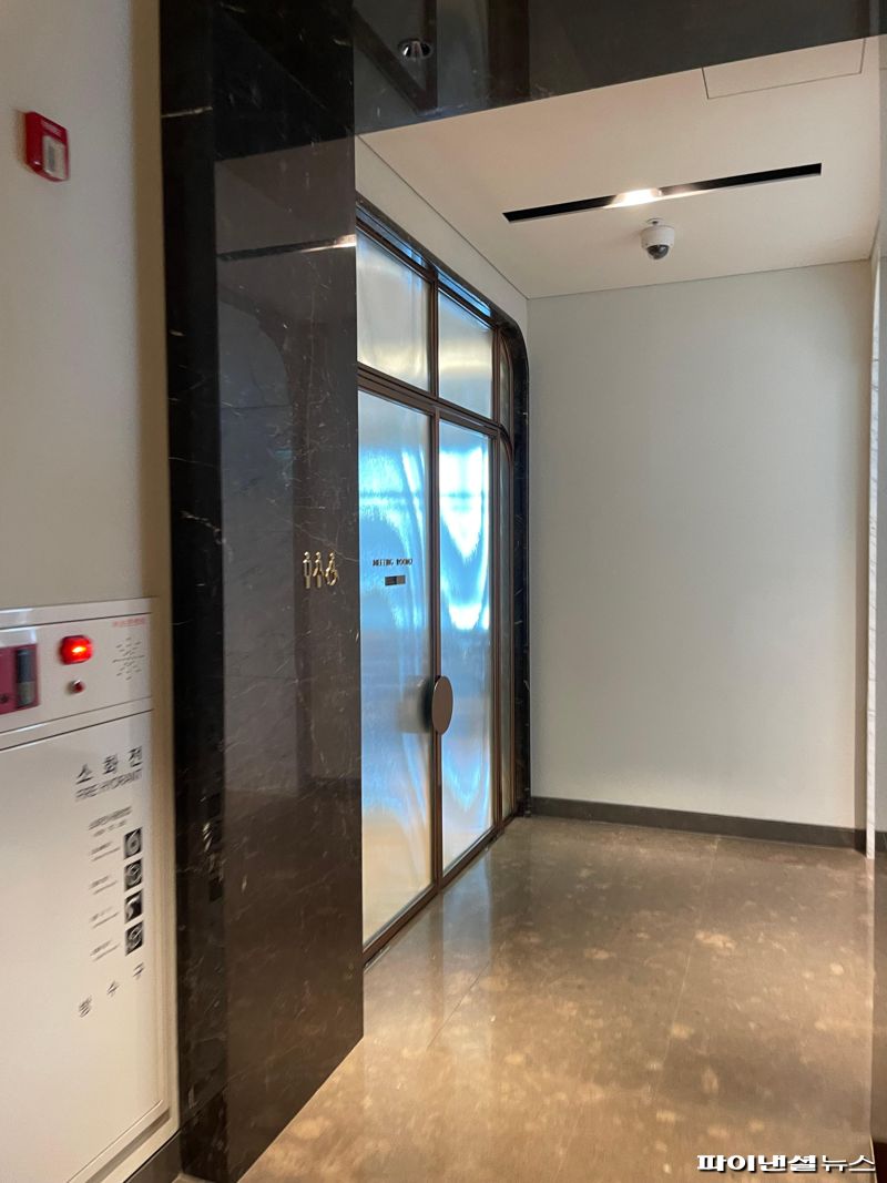 도널드 트럼프 주니어가 재계 총수들을 만난 것으로 알려진 서울 모처 호텔 25층 내 회의실 입구. 사진=권준호 기자