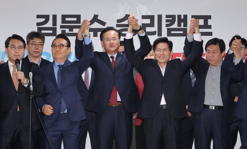 홍준표 캠프 의원들, 김문수 지지 선언 국민의힘 김문수 대선 경선 후보(앞줄 왼쪽 네번째)가 30일 서울 여의도 대하빌딩 선거캠프에서 유상범 의원(앞줄 왼쪽 세번째) 등 새로 캠프에 합류한 홍준표 전 후보 지지 의원들과 손을 맞잡고 있다. 연합뉴스