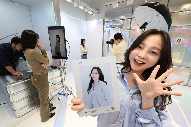 고객들이 <span id='_stock_code_030200' data-stockcode='030200'>KT</span> 홍대 애드샵 플러스에 ‘AI 체험존’에서 나만의 드림 프로필 사진을 촬영하고 있다. KT 제공