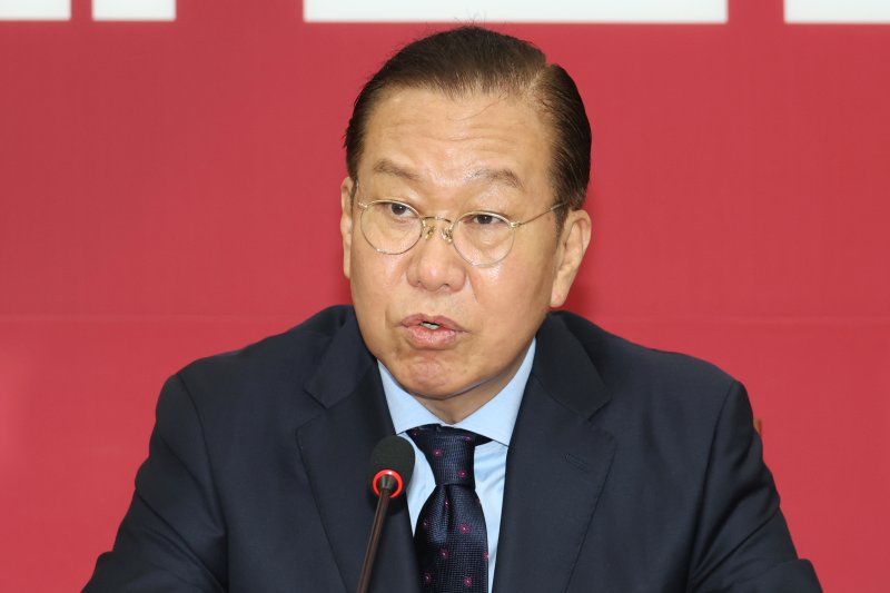권영세 국민의힘 비상대책위원장이 1일 오전 서울 여의도 국회에서 열린 비상대책위원회의에서 발언하고 있다. 뉴스1