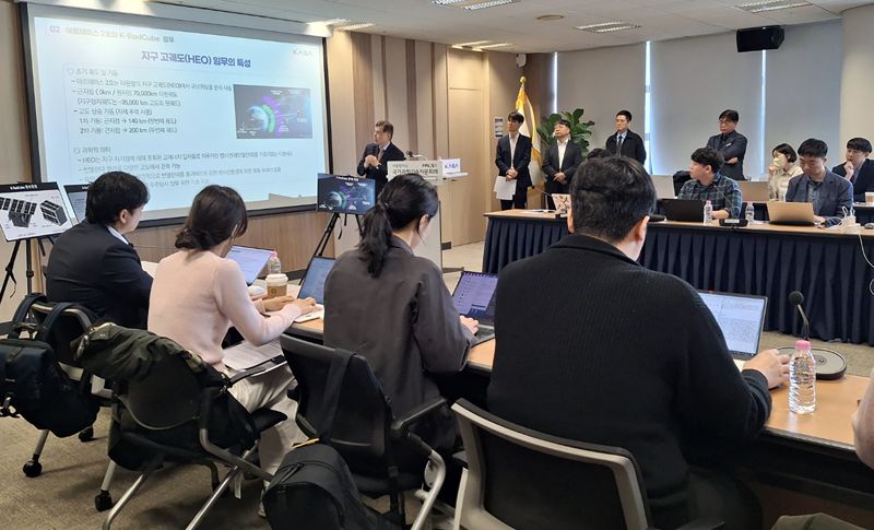 우주항공청 강경인 우주과학탐사부문장이 2일 서울 광화문 국가과학기술자문회의 회의실에서 진행한 기자브리핑에 참석해 우주항공청과 미항공우주청 간의 이행약정 체결 내용에 대해 설명하고 있다. 우주항공청 제공