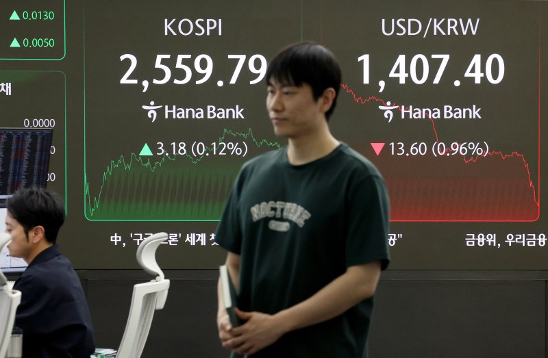 2일 서울 중구 하나은행 딜링룸에서 딜러들이 업무를 보고 있다. /사진=뉴시스